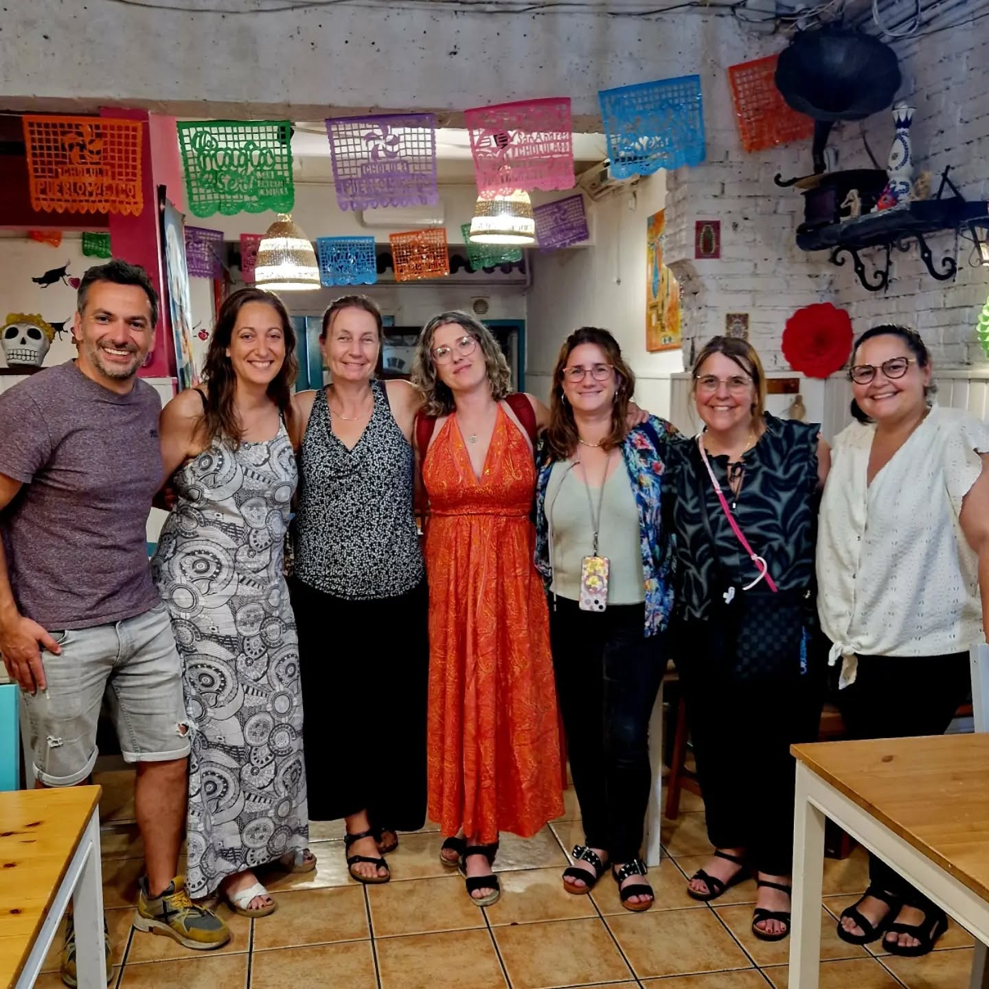 ✨ Tanquem un curs, però no les ganes de seguir construint comunitat. ✨

Volem acomiadar aquest any amb el cor ple d’agraïment.

Ha estat un curs intens, ple d’idees, trobades, activitats i moltes hores de dedicació. Tot fet amb molta il·lusió i estima, amb un objectiu molt simple: crear comunitat, compartir moments i gaudir plegats.

Gràcies a totes les famílies que heu participat, col·laborat i donat vida a cada proposta. Sense vosaltres, res d’això tindria sentit. 💛

I això no s’acaba aquí! Ja estem pensant, imaginant i treballant en noves iniciatives per al curs vinent.

Si connectes amb aquesta manera de fer, si tens ganes d’aportar idees, energia o simplement sumar-te a un grup de persones amb ganes de construir coses boniques per la nostra comunitat, escriu-nos!

Bon estiu a tothom i ens retrobem ben aviat! ☀️

#FemComunitat #AFAGRAVI #BonEstiu